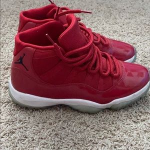 Red Jordan 11’s size 8